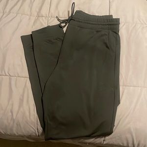 Men’s black jogger medium